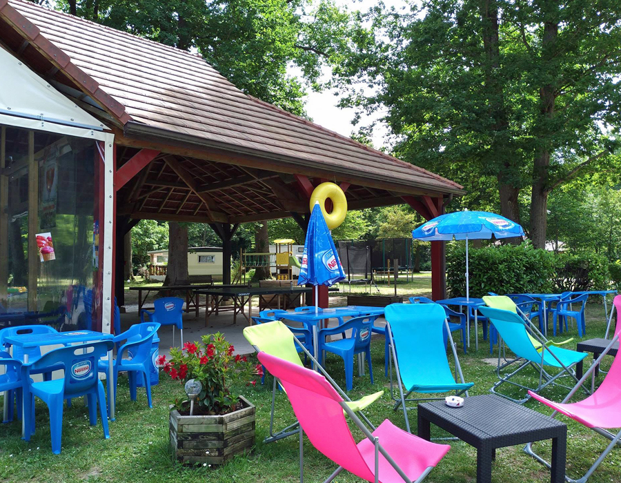 camping-etang-de-la-vallee-combreux-avec-terrasse-snack-bar-espace-camping