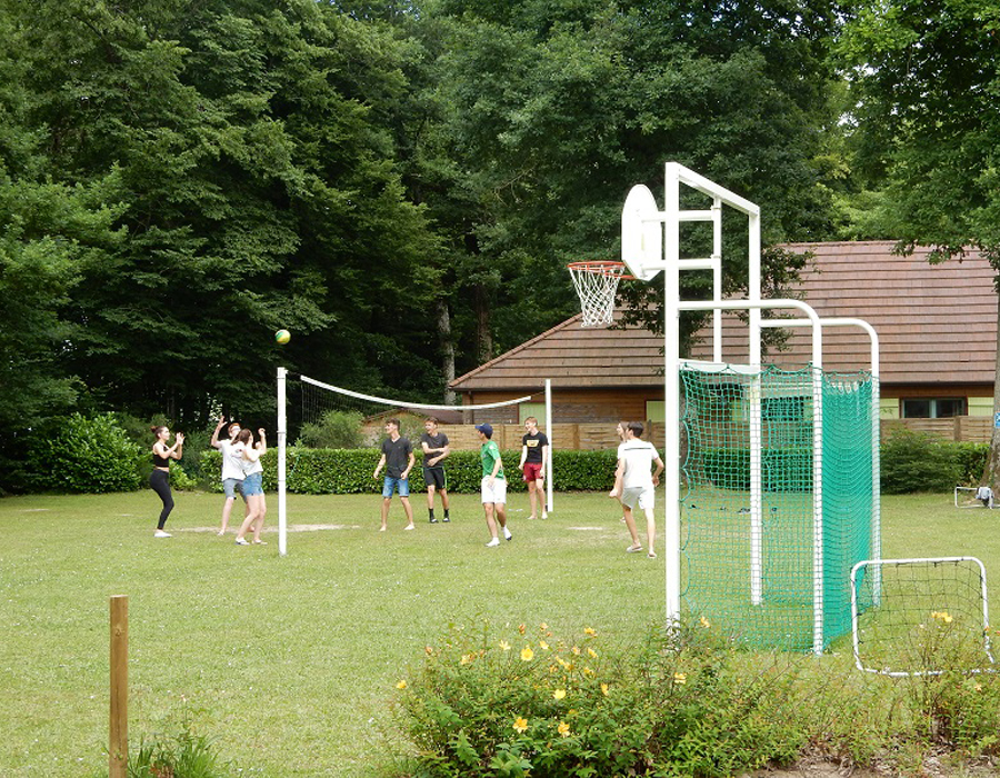 camping-etang-de-la-vallee-aire-de-jeux--enfant-espace-camping